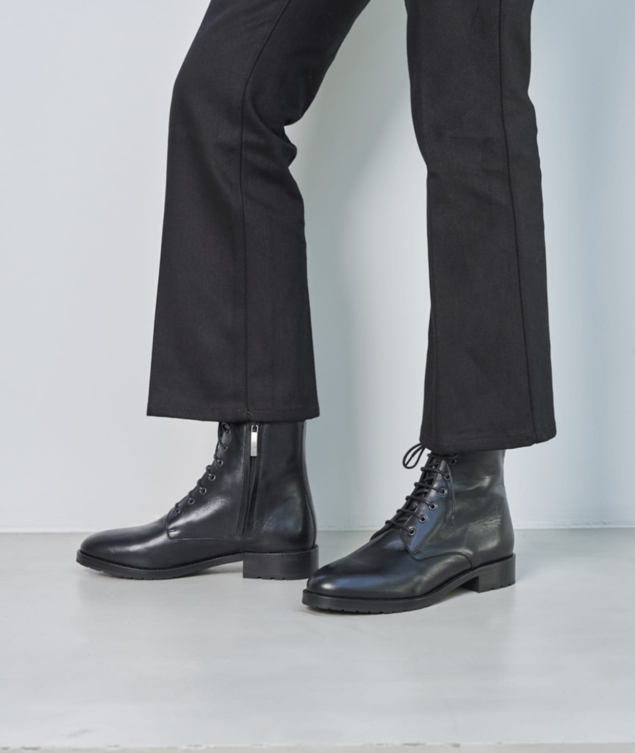 Black Leather Combat Boots La femme sensible with Rubber Sole Paire Fils