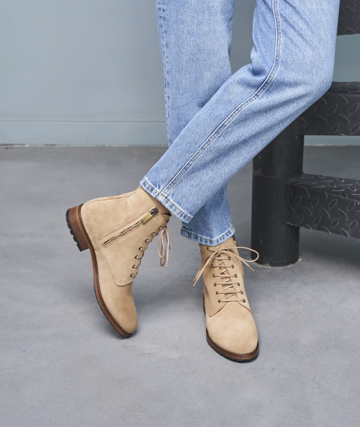 Bottines combats pour femme La Femme Impolie Daim Camel Paire Fils