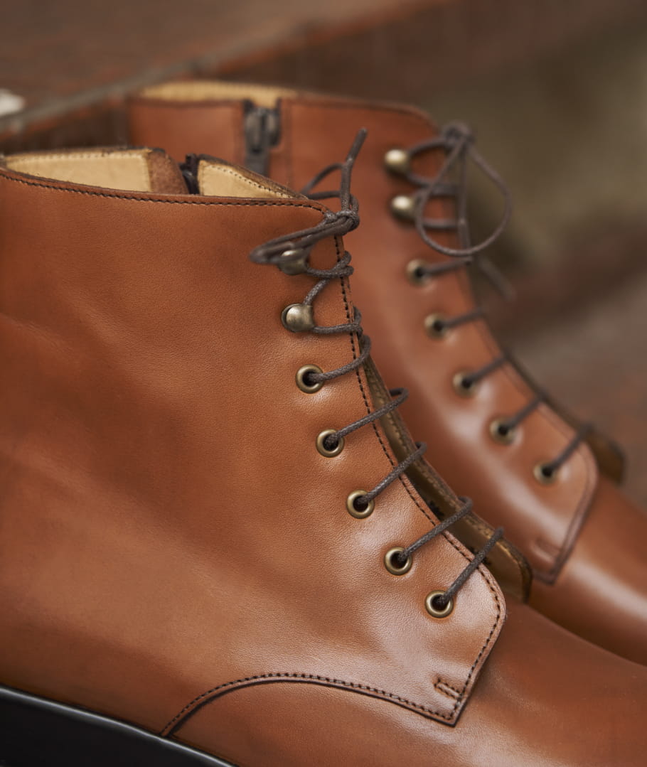 Cognac leather Combat Boots La femme sensible with Rubber Sole Paire Fils