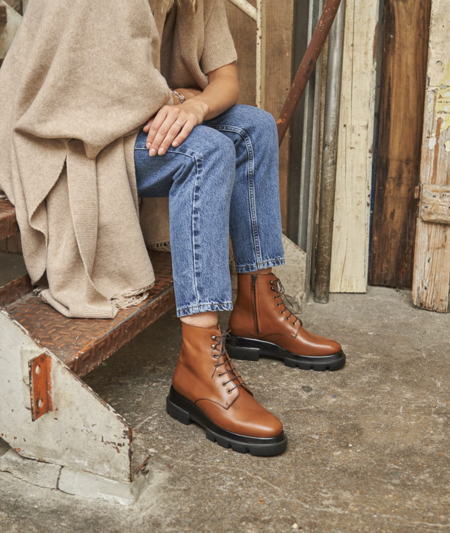 Cognac leather Combat Boots La femme sensible with Rubber Sole Paire Fils