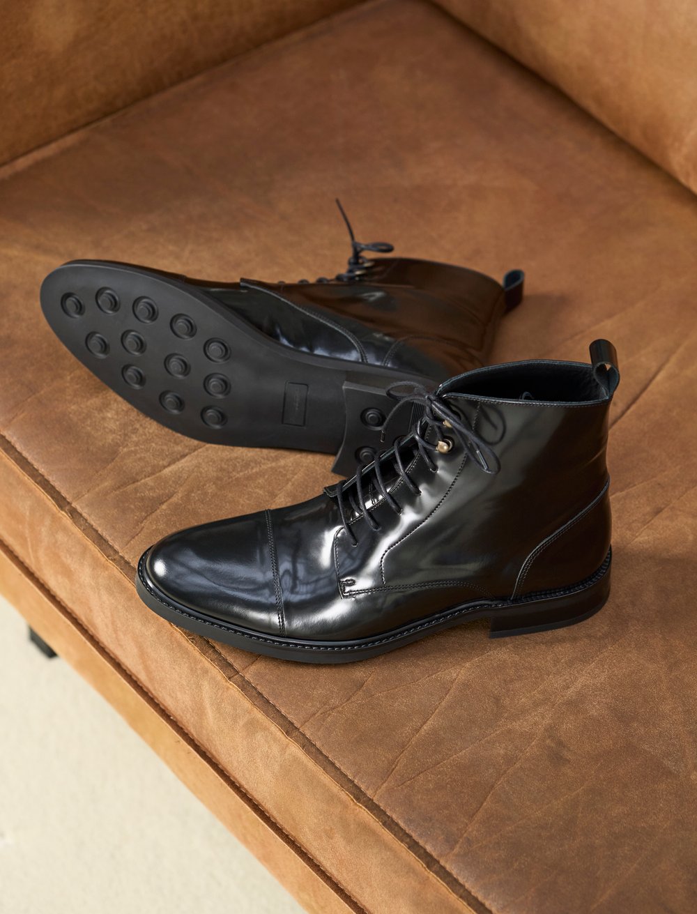 Combat Boots pour Homme: L'homme Inconscient en Cuir Noir Vernis