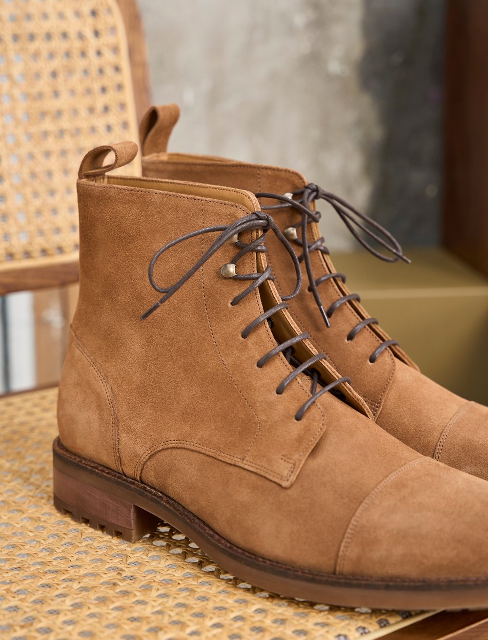 Combat Boots pour Homme: L'homme Inconscient en Daim Beige Sable