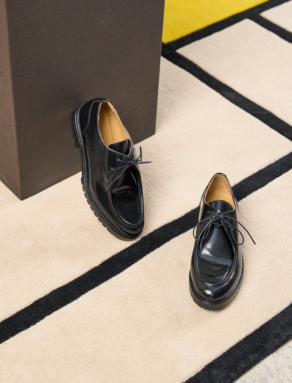 Derbies Cuir pour Femme: La femme tranquille en Cuir Vernis Noir