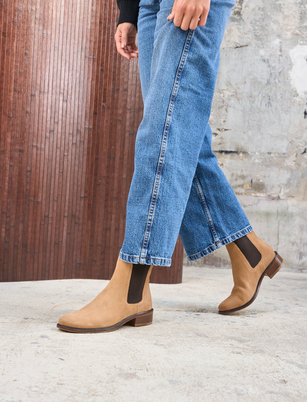 Chelsea Boots Femme: La Femme Genante en Velours Taupe