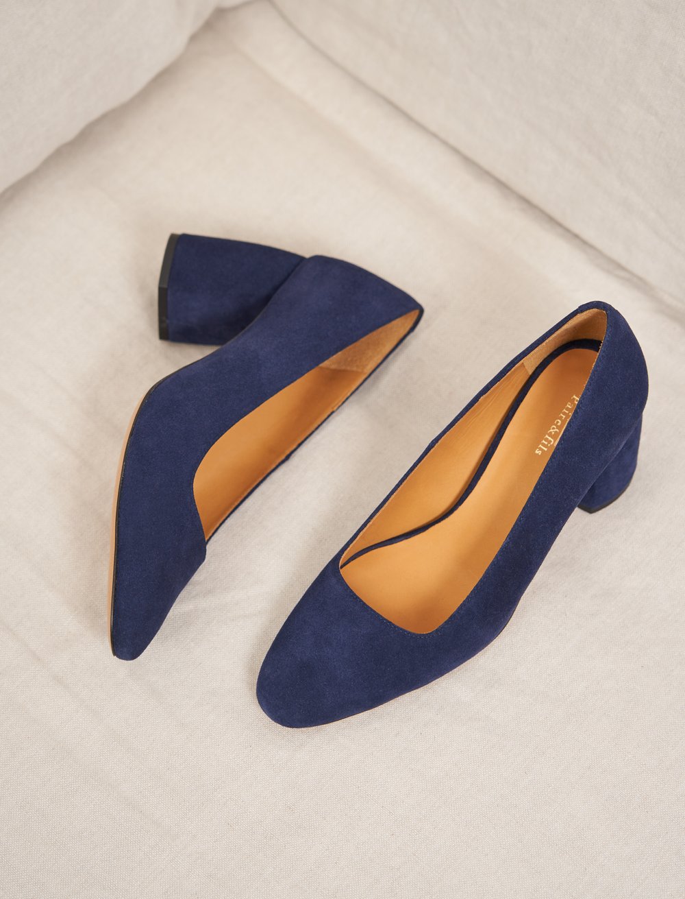 Escarpins BCBG En Daim Bleu Talons Mi-hauts - Pointure 7 US, Neufs Sans Boîte
